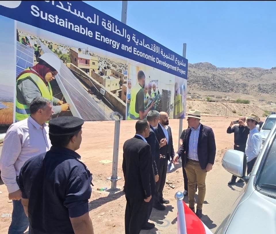 صورة حول : السفير الكندي يزور مشروع محطة الشحن الكهربائي في غور الصافي السفير الكندي يزور مشروع محطة الشحن الكهربائي في غور الصافي