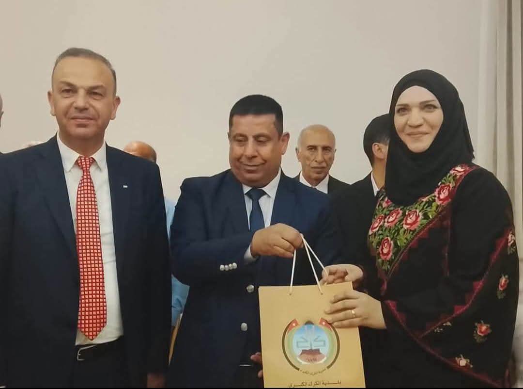 صورة حول : رئيس لجنة بلدية الكرك الكبرى يكرم رئيس بلدية الخليل رئيس لجنة بلدية الكرك الكبرى يكرم رئيس بلدية الخليل