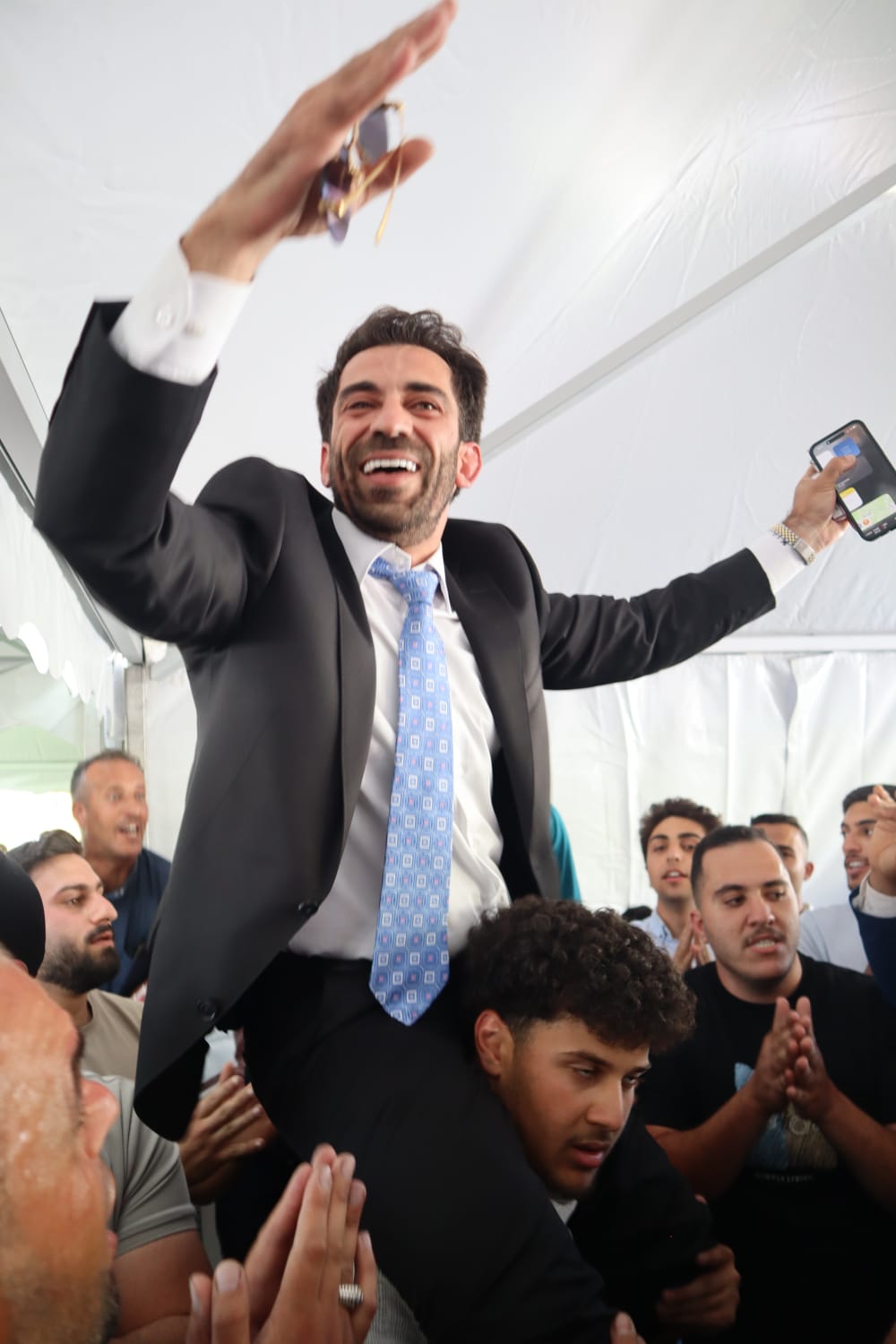 الباشا سلمان علي الغنيمات (أبو خلدون) يقيم مأدبة غداء احتفاء بزفاف نجله الدكتور معتز (صور)