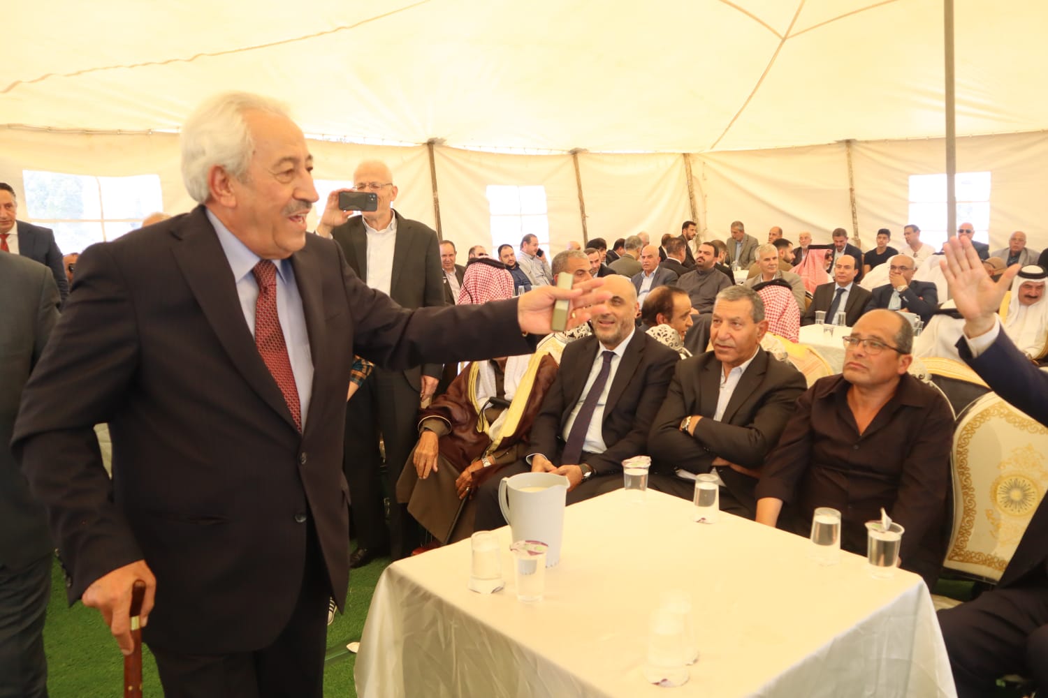 الباشا سليمان علي الغنيمات (أبو خلدون) يقيم مأدبة غداء احتفاء بزفاف نجله الدكتور معتز (صور)