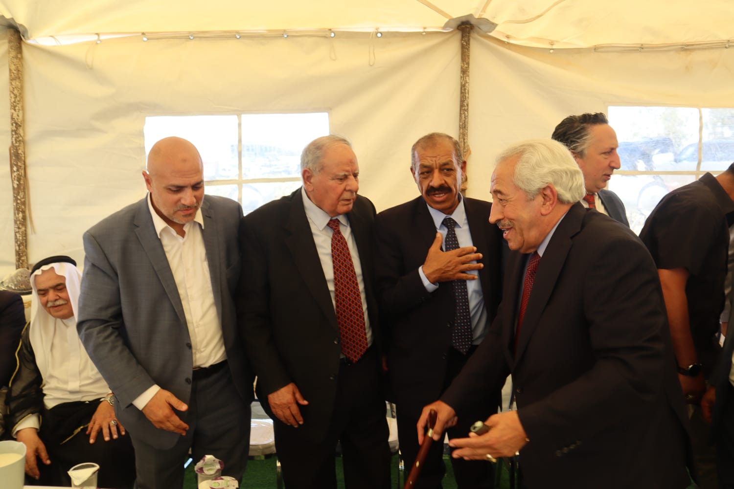 الباشا سليمان علي الغنيمات (أبو خلدون) يقيم مأدبة غداء احتفاء بزفاف نجله الدكتور معتز (صور)