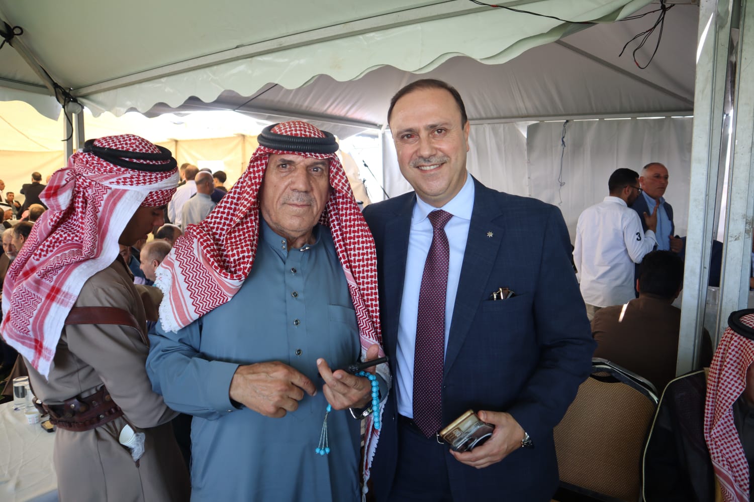 الباشا سلمان علي الغنيمات (أبو خلدون) يقيم مأدبة غداء احتفاء بزفاف نجله الدكتور معتز (صور)