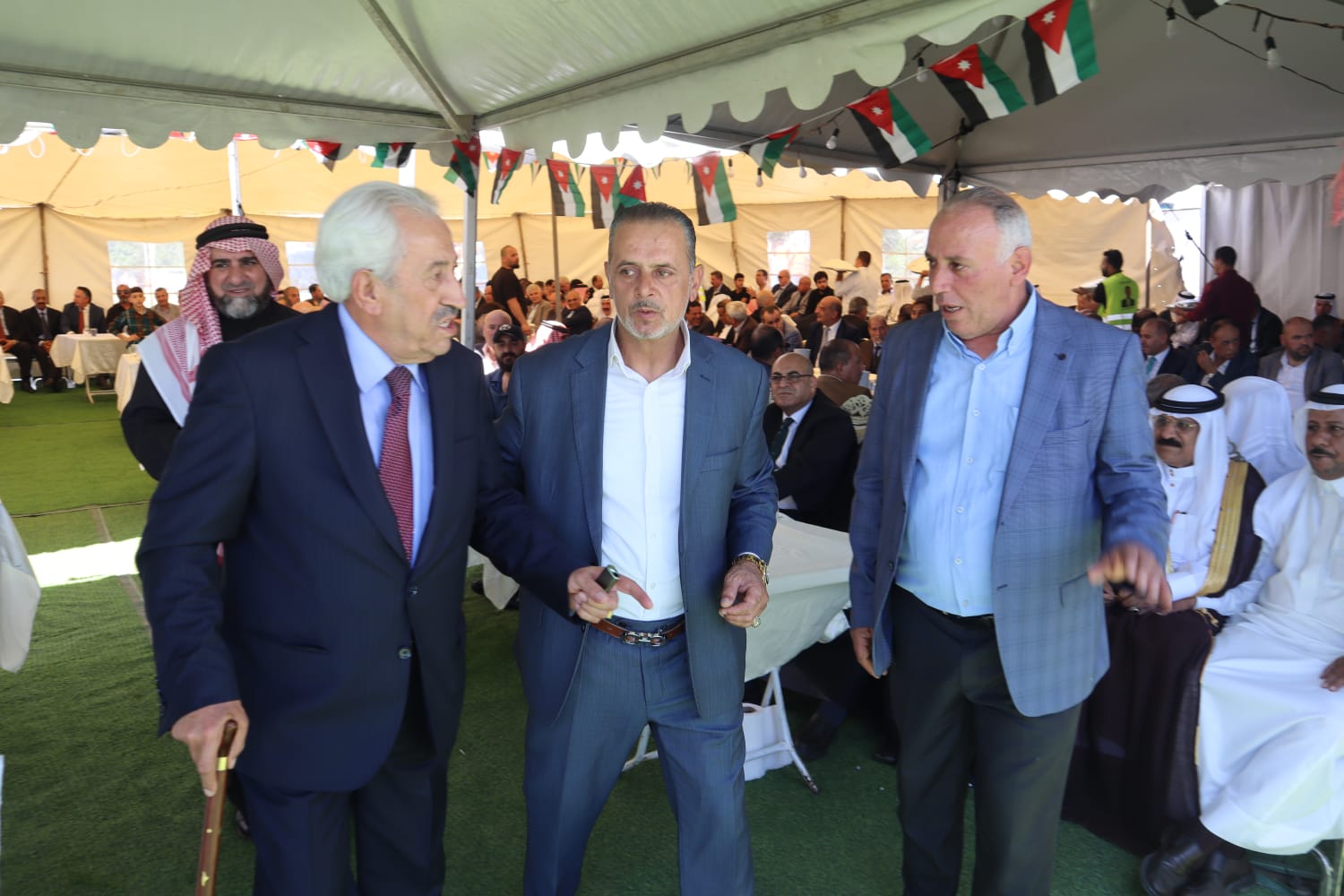 الباشا سليمان علي الغنيمات (أبو خلدون) يقيم مأدبة غداء احتفاء بزفاف نجله الدكتور معتز (صور)