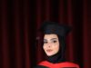 الاستاذ صالح الكفاوين وزوجته يهنئون ابنتهم الدكتورة أسماء بالتخرج