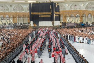 الكعبة المشرفة تتوشح كسوتها الجديدة مع بداية العام الهجري 1448هـ