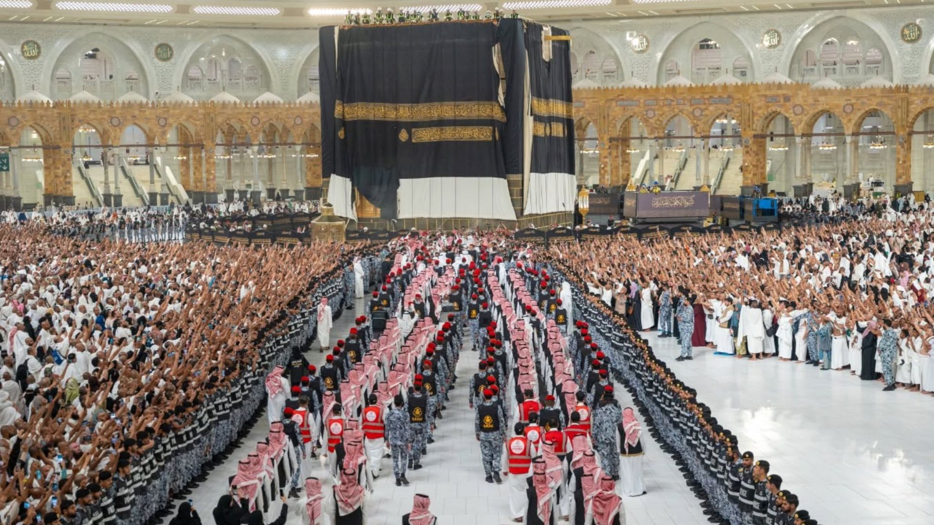 صورة حول : الكعبة المشرفة تتوشح كسوتها الجديدة مع بداية العام الهجري 1448هـ الكعبة المشرفة تتوشح كسوتها الجديدة مع بداية العام الهجري 1448هـ