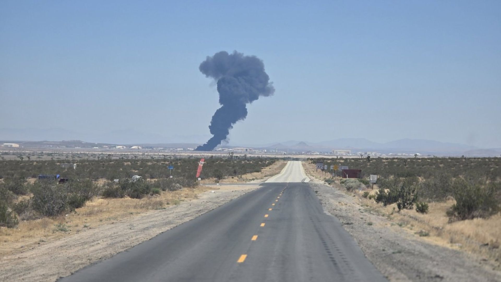 صورة حول : مقتل 8 أشخاص إثر تحطم قاذفة أميركية من طراز B-52 بعد إقلاعها مقتل 8 أشخاص إثر تحطم قاذفة أميركية من طراز B-52 بعد إقلاعها