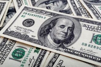 الدولار الأميركي يسجل أعلى مستوياته في 13 شهراً بدعم توقعات استمرار التشديد النقدي