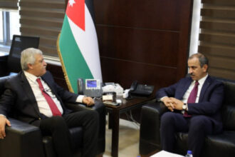 القطامين والسفير التركي يبحثان تعزيز التعاون في مشاريع الربط السككي والنقل بين الأردن وتركيا