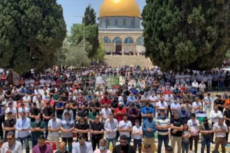 نحو 75 ألف مصلٍّ يؤدون صلاة الجمعة في المسجد الأقصى وسط إجراءات مشددة