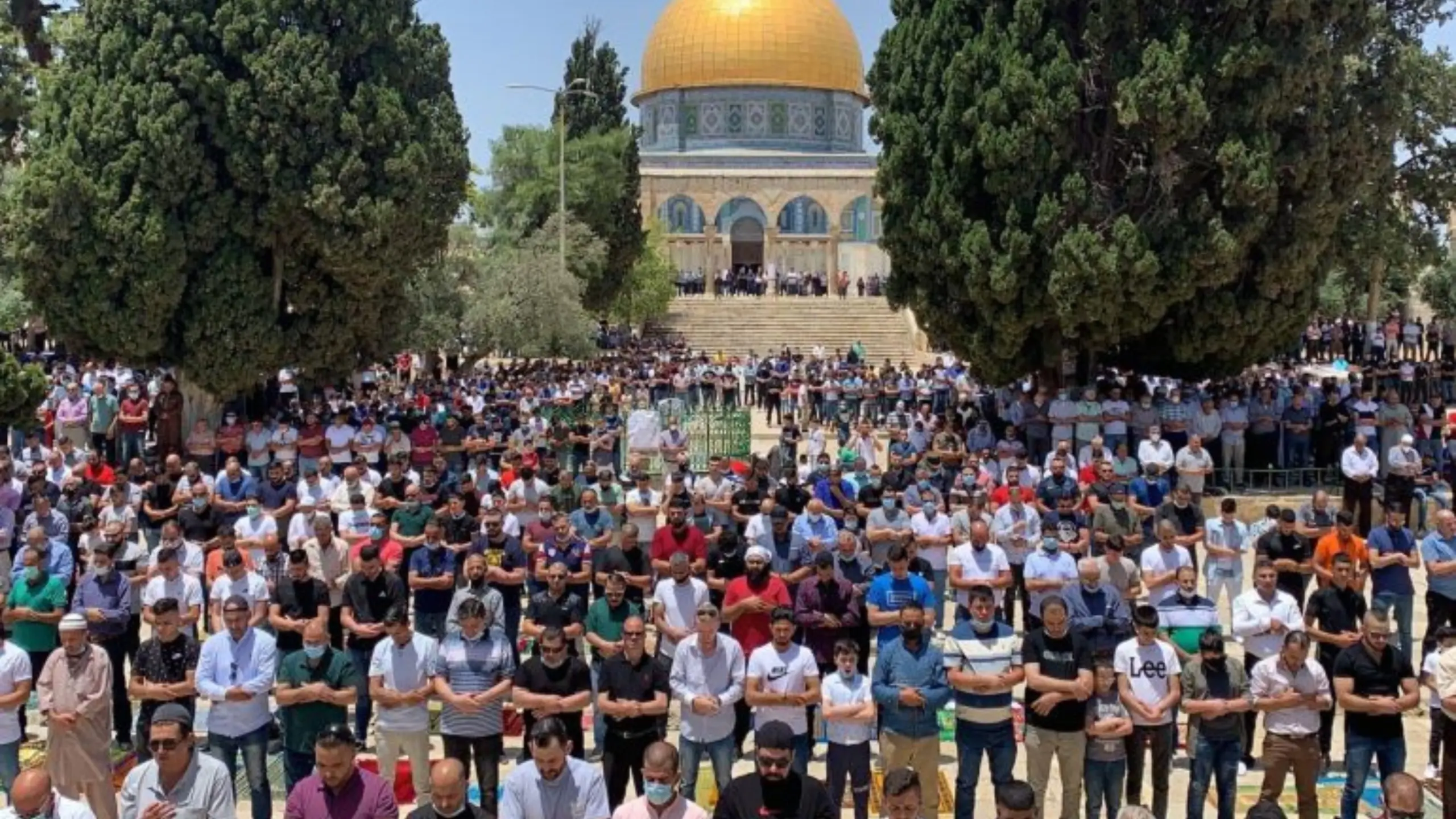 نحو 75 ألف مصلٍّ يؤدون صلاة الجمعة في المسجد الأقصى وسط إجراءات مشددة