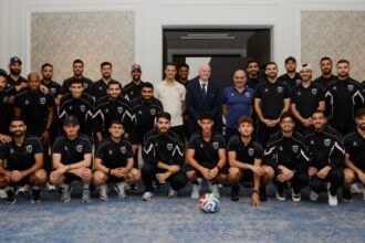 إنفانتينو يشيد بالنشامى خلال زيارته بعثة المنتخب الوطني في دالاس