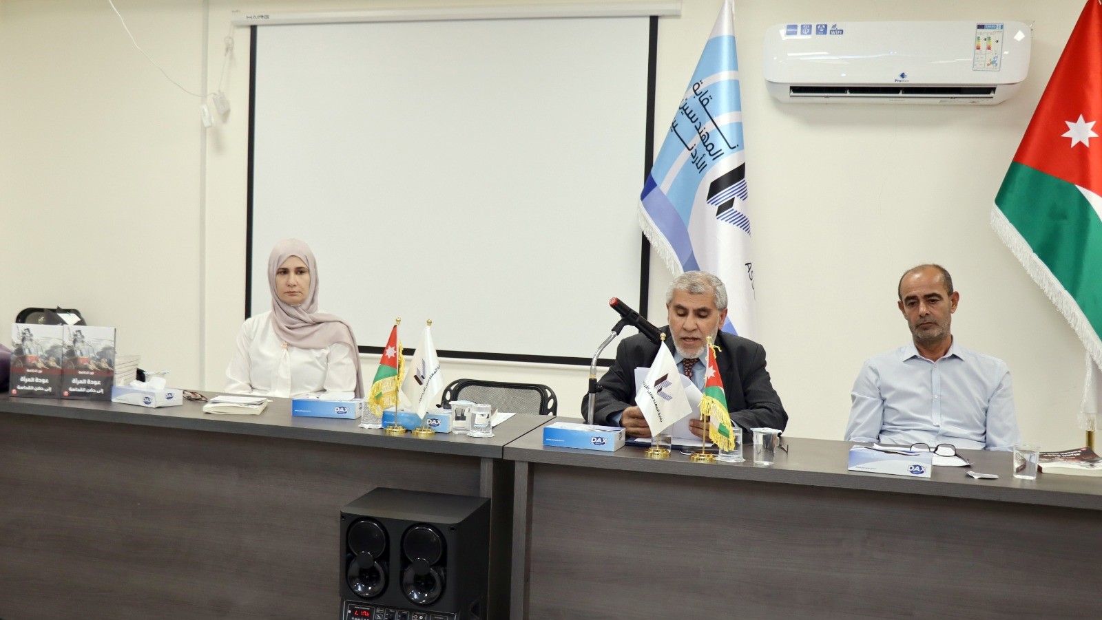 إشهار كتاب "عودة المرأة إلى حضن القداسة" للكاتبة دلالعة
