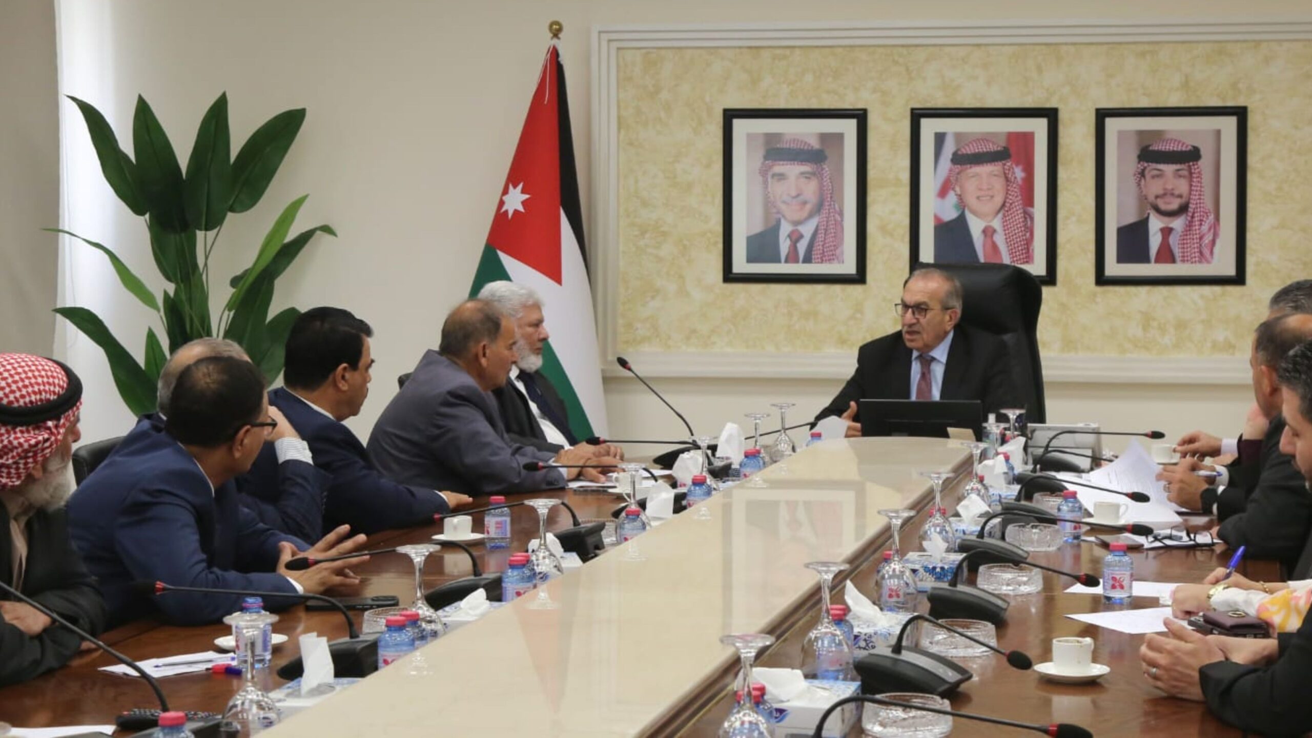 صورة حول : وزير الأشغال يوجه بتقييم واقع طرق حيوية في البلقاء وزير الأشغال يوجه بتقييم واقع طرق حيوية في البلقاء