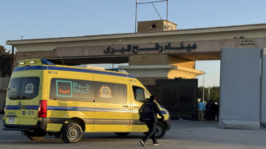 صورة حول : "صحة غزة": مغادرة 30 مريضا و51 مرافقا لتلقي العلاج خارج قطاع غزة عبر رفح "صحة غزة": مغادرة 30 مريضا و51 مرافقا لتلقي العلاج خارج قطاع غزة عبر رفح