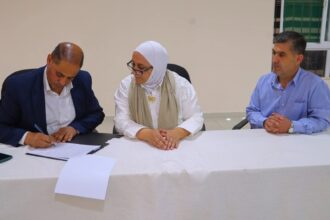 اتفاقيتان لتجهيز مكتبة بالموجب وإقامة منحوتة بلواء القصر