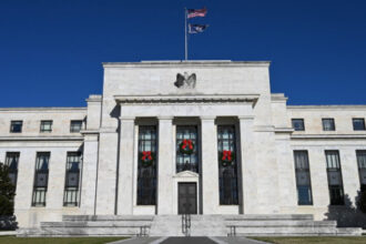 الاحتياطي الأميركي يثبت أسعار الفائدة