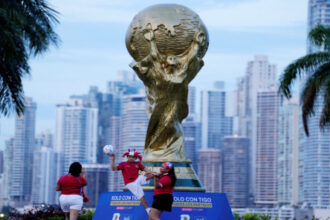 الفيفا يسمح بإدخال زجاجة مياه واحدة إلى ملاعب كأس العالم 2026