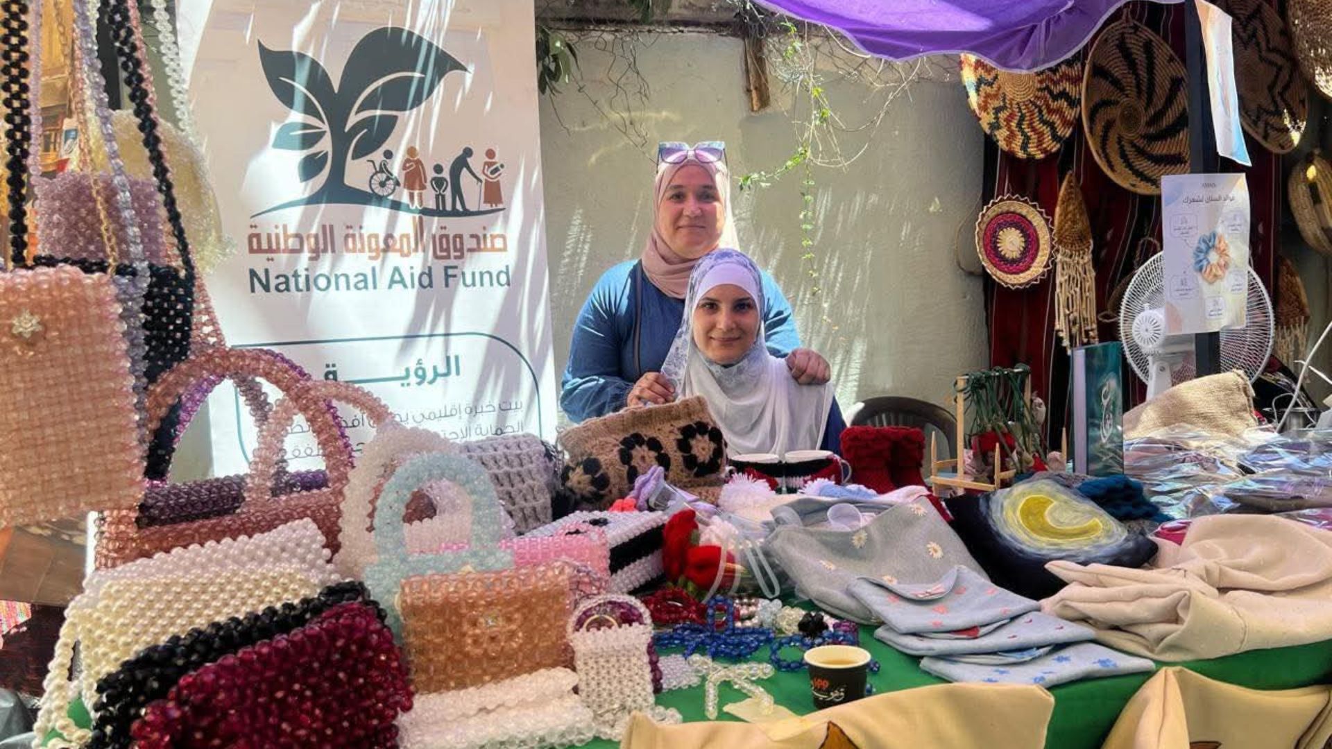 صورة حول : منتفعات "المعونة الوطنية" يُشاركن بفعاليات سوق جارا منتفعات "المعونة الوطنية" يُشاركن بفعاليات سوق جارا