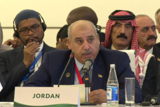 القاضي يدعو للالتزام بمبادئ حسن الجوار كأساس لاستقرار المنطقة