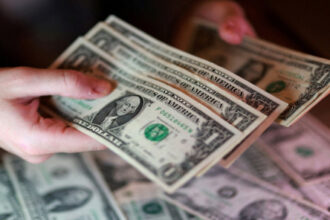 الدولار يستعيد توازنه وسط آمال باتفاق يخفف التوتر في الشرق الأوسط