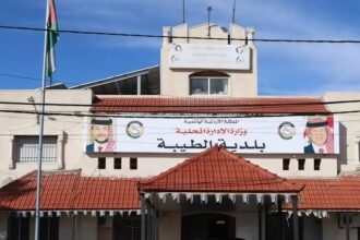 بلدية الطيبة تنفذ حملة بيئية في "دير السعنة"