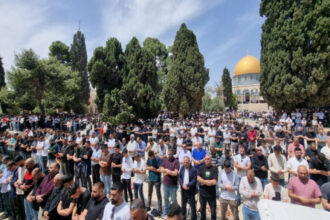 أكثر من 60 ألف مصلٍ يؤدون صلاة الجمعة في المسجد الأقصى رغم قيود الاحتلال