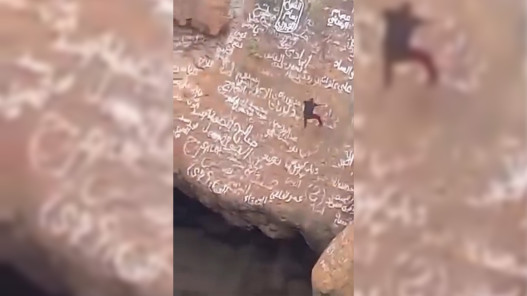 صورة حول : وفاة المتسلق اليمني القعقاع العبسي إثر سقوطه داخل فوهة بركانية في الضالع وفاة المتسلق اليمني القعقاع العبسي إثر سقوطه داخل فوهة بركانية في الضالع