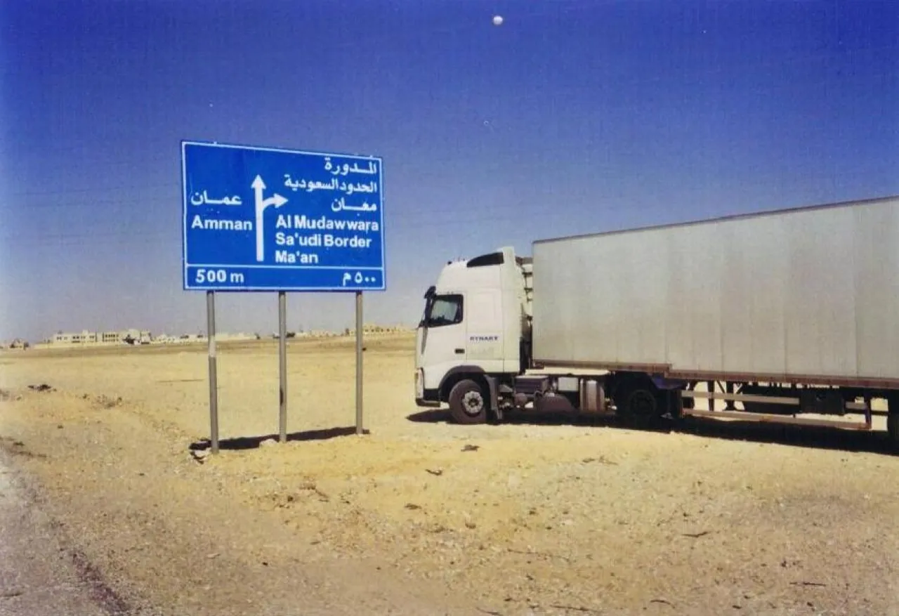 تفاصيل قضائية تكشف استغلال شبكة تهريب لسائق شاحنة أردني بنقل شحنة كبتاجون إلى السعودية