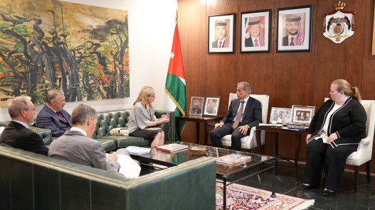 صورة حول : رئيس الوزراء يبحث مع البنك الدولي تعزيز الشراكة ودعم مشاريع التنمية في الأردن رئيس الوزراء يبحث مع البنك الدولي تعزيز الشراكة ودعم مشاريع التنمية في الأردن