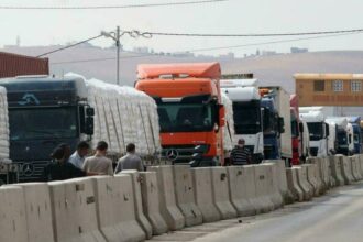 سائقو شاحنات يتهمون صاحب شركة نقل بالاحتيال على مستحقات تبلغ 8 آلاف دينار بعد نقل بضائع إلى سوريا