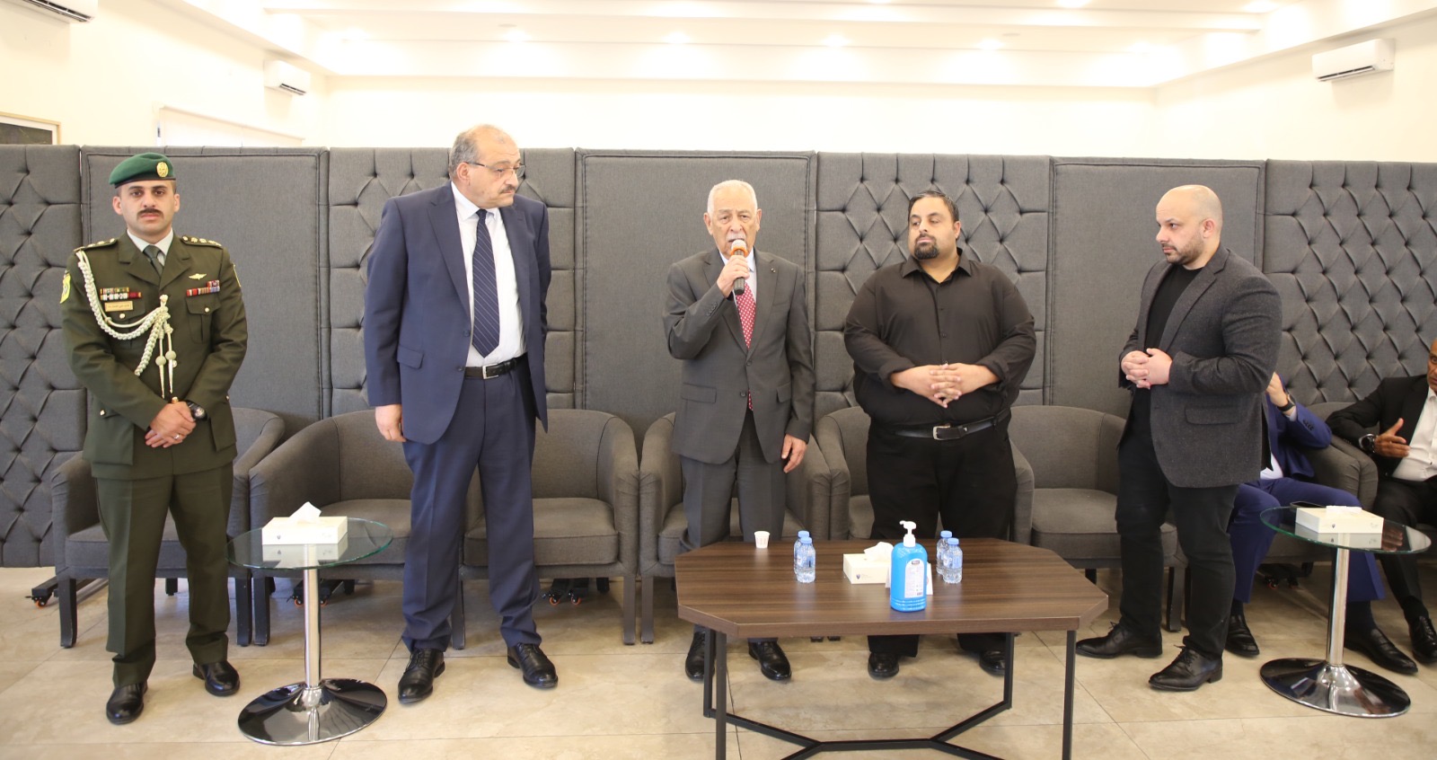 صورة حول : مندوبا عن الملك وولي العهد.. العيسوي يعزي عشائر العوران والحلالمة والسعود مندوبا عن الملك وولي العهد.. العيسوي يعزي عشائر العوران والحلالمة والسعود