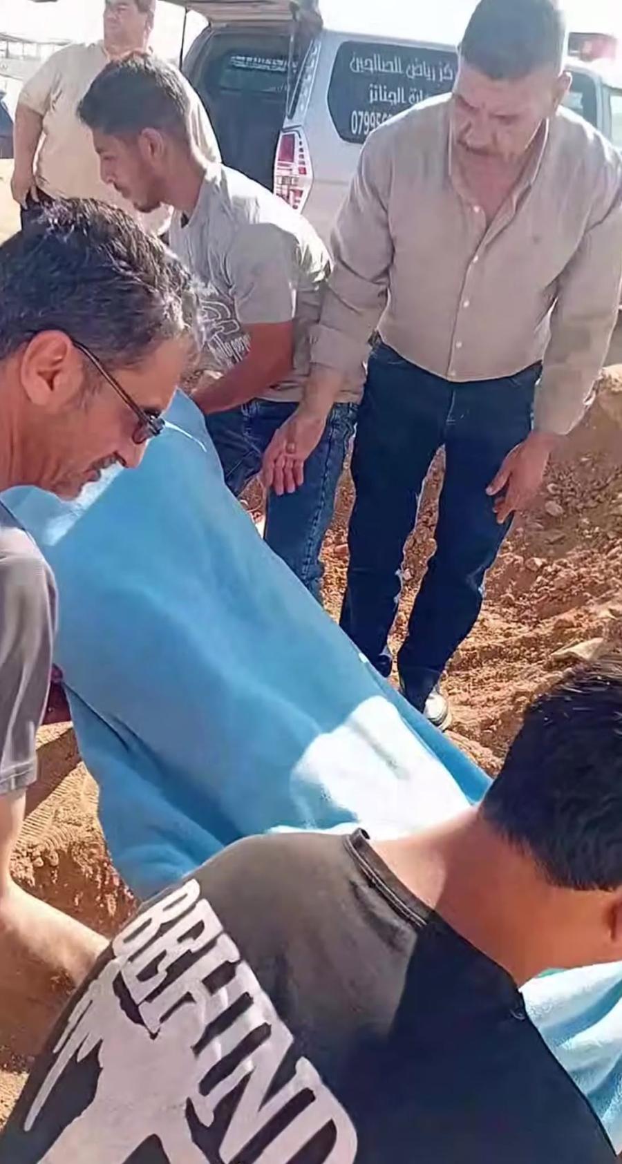 موقف إنساني مؤثر في مقبرة سحاب ( تفاصيل - صور)
