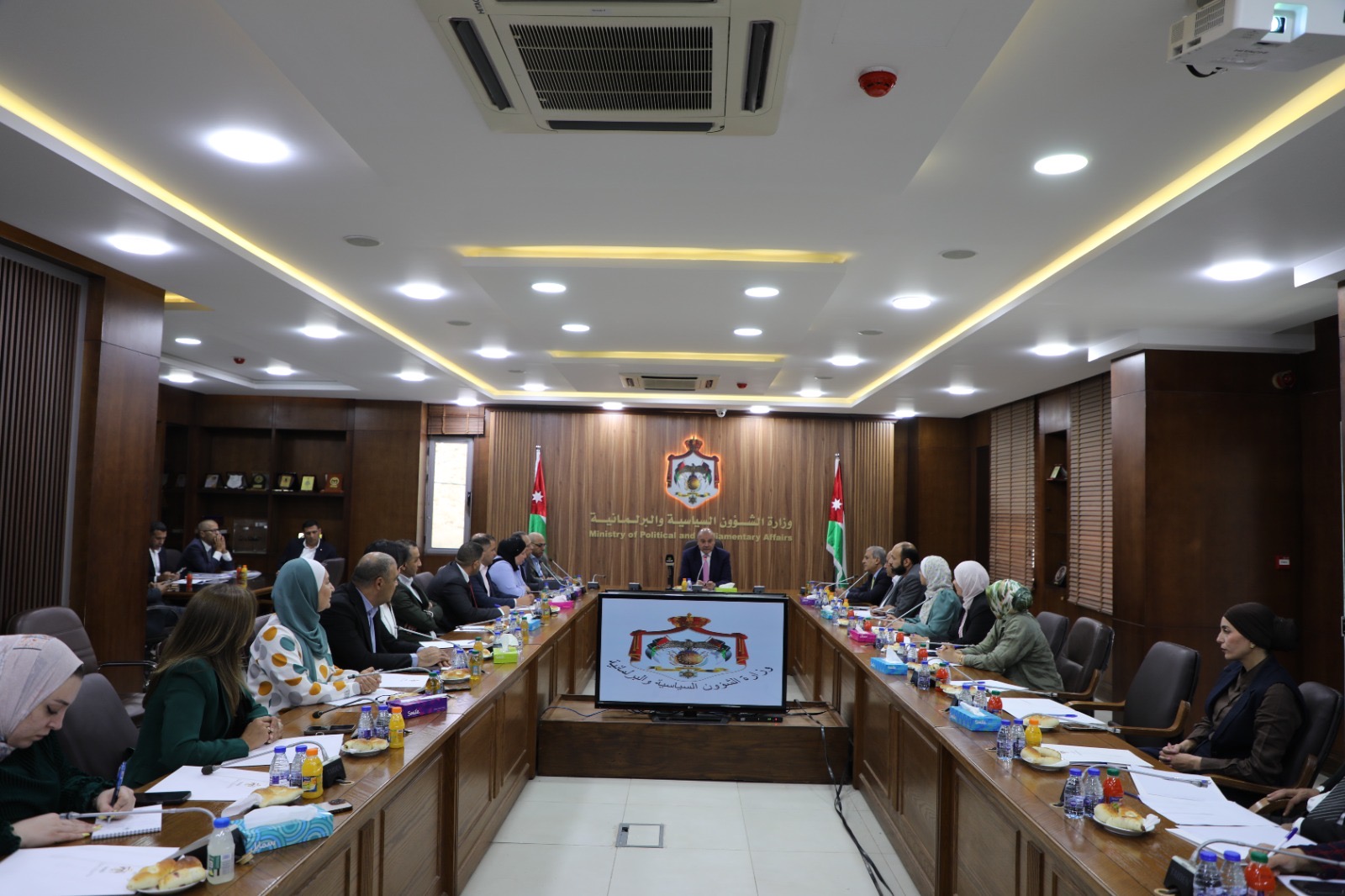وزير الشؤون السياسية والبرلمانية يلتقي عدد من مراكز الدراسات في الجامعات الأردنية