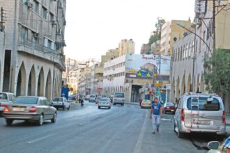 مجمع آيل للسقوط.. مكرهة صحية وشكاوى من عمليات نصب واحتيال في واحد من أكبر مجمعات الهواتف بوسط البلد