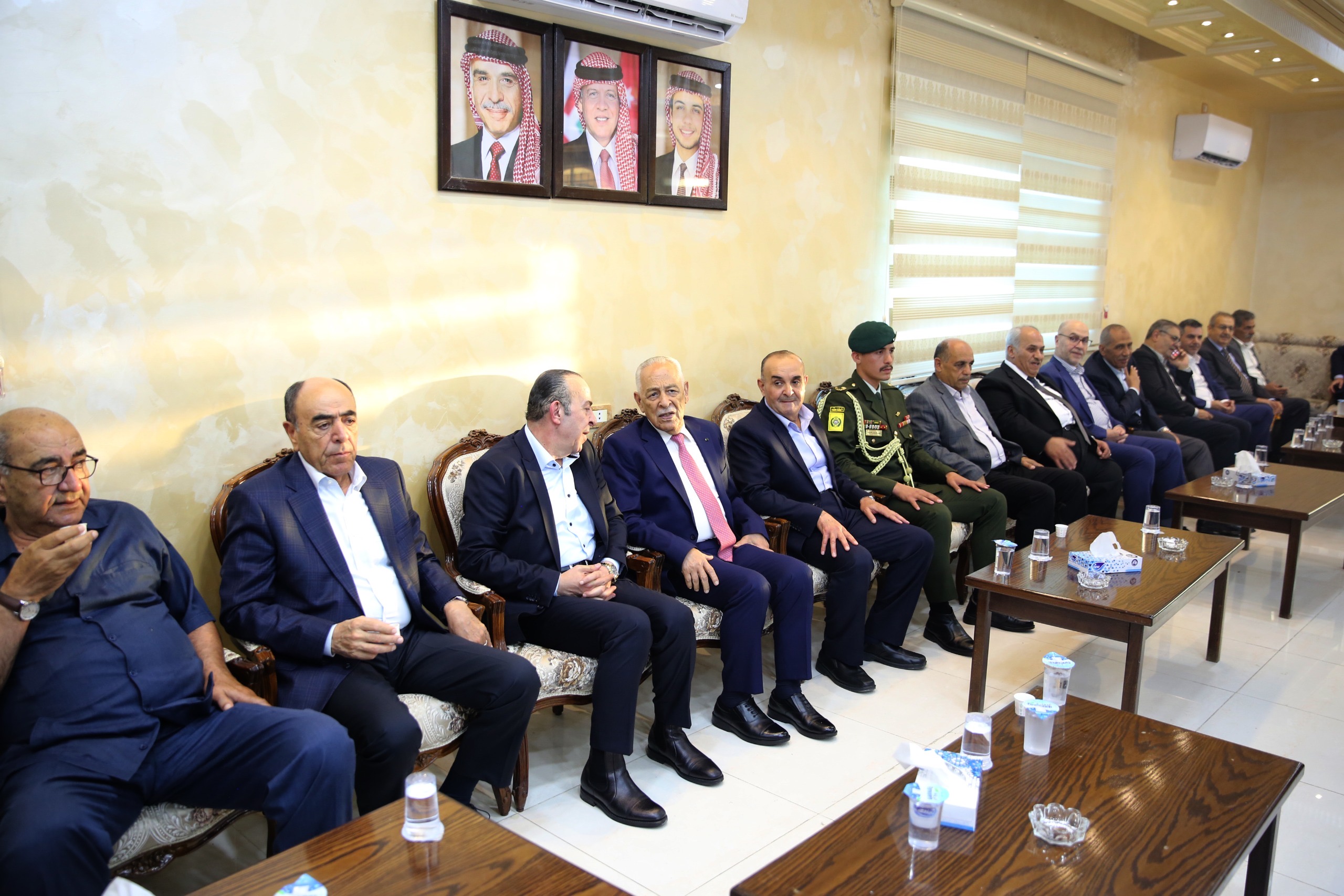صورة حول : مندوبا عن الملك وولي العهد...العيسوي يعزي الوشاح والفريحات مندوبا عن الملك وولي العهد...العيسوي يعزي الوشاح والفريحات