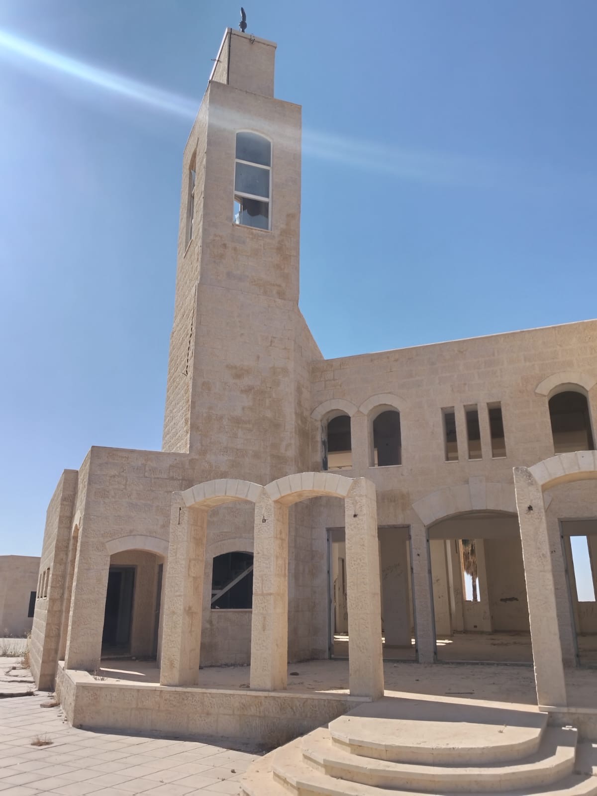 شكوى من تحول مسجد مهجور شرق مطار الملكة علياء إلى بؤرة للعبث والمخالفات.. ومناشدة للأوقاف للتدخل