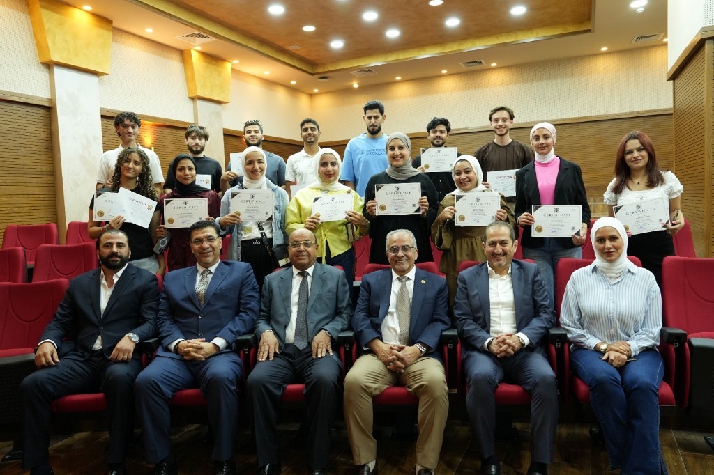صورة حول : مستشار جامعة عمان الأهلية يرعى حفل توزيع شهادات الدورات التدريبية على طلبة كلية العلوم التربوية مستشار جامعة عمان الأهلية يرعى حفل توزيع شهادات الدورات التدريبية على طلبة كلية العلوم التربوية