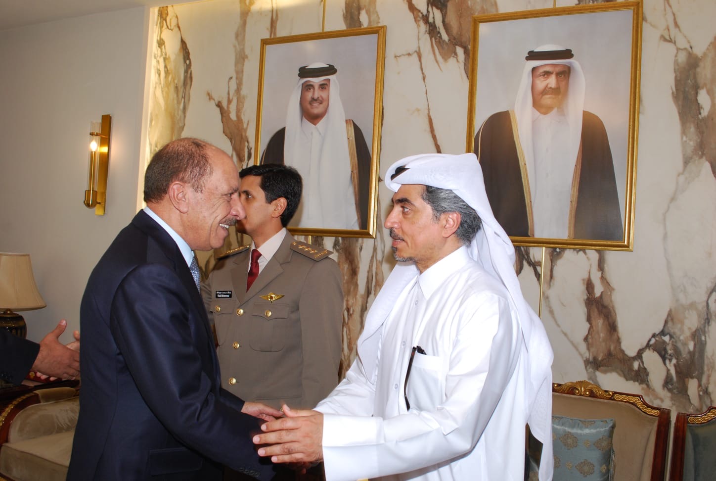 سفارة قطر في الأردن تستقبل المعزين بوفاة الأمير الوالد الشيخ حمد بن خليفة آل ثاني