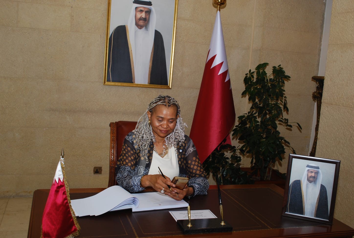 سفارة قطر في الأردن تستقبل المعزين بوفاة الأمير الوالد الشيخ حمد بن خليفة آل ثاني