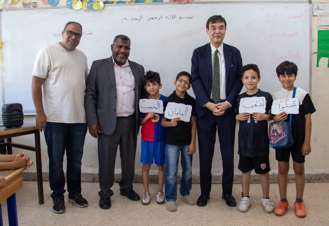 سفير اليابان يزور المخيم الصيفي لمدرسة الأونروا