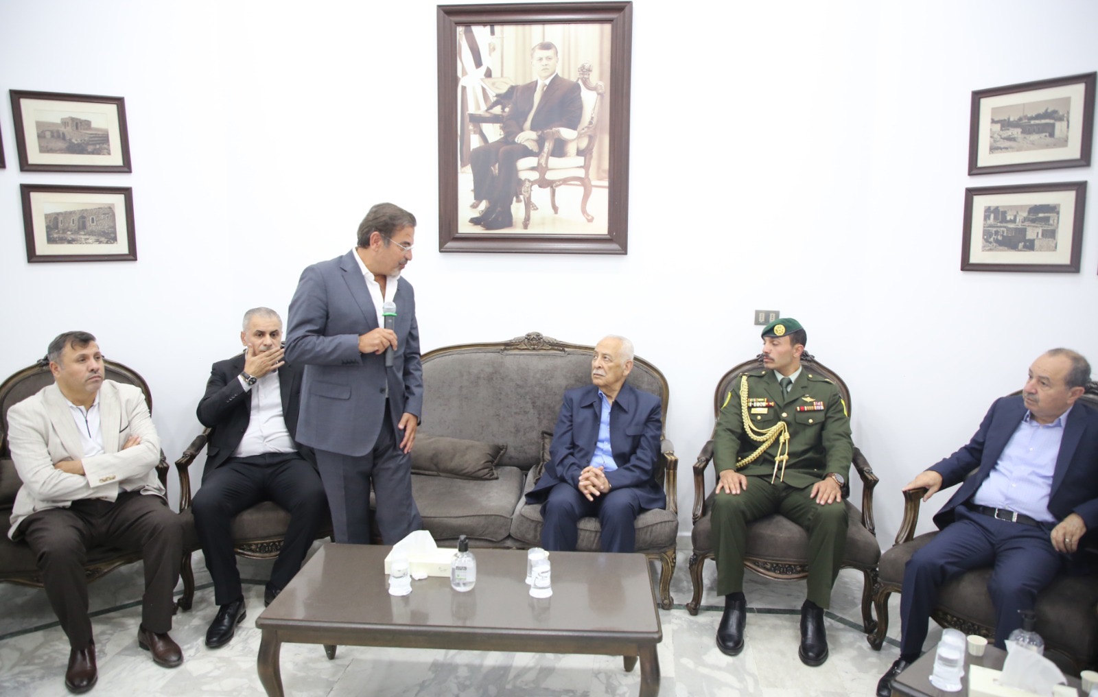 صورة حول : مندوبا عن الملك وولي العهد.. العيسوي يعزي عبيدات والذيب ومشعل والبدري مندوبا عن الملك وولي العهد.. العيسوي يعزي عبيدات والذيب ومشعل والبدري
