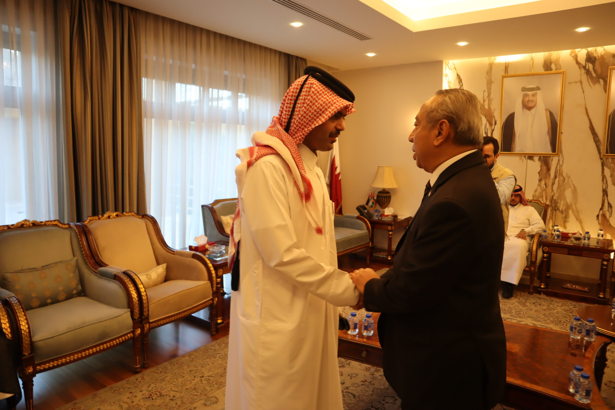 سفارة قطر في الأردن تستقبل المعزين بوفاة الأمير الوالد الشيخ حمد بن خليفة آل ثاني