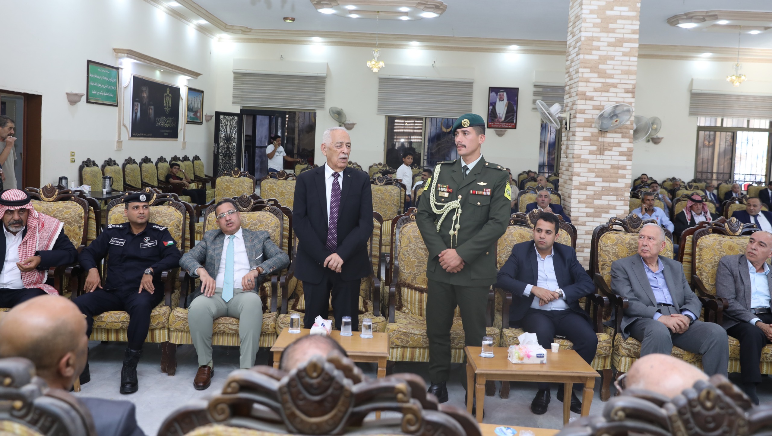 صورة حول : مندوبا عن الملك وولي العهد.. العيسوي يعزي الخلايلة والرحامنة مندوبا عن الملك وولي العهد.. العيسوي يعزي الخلايلة والرحامنة