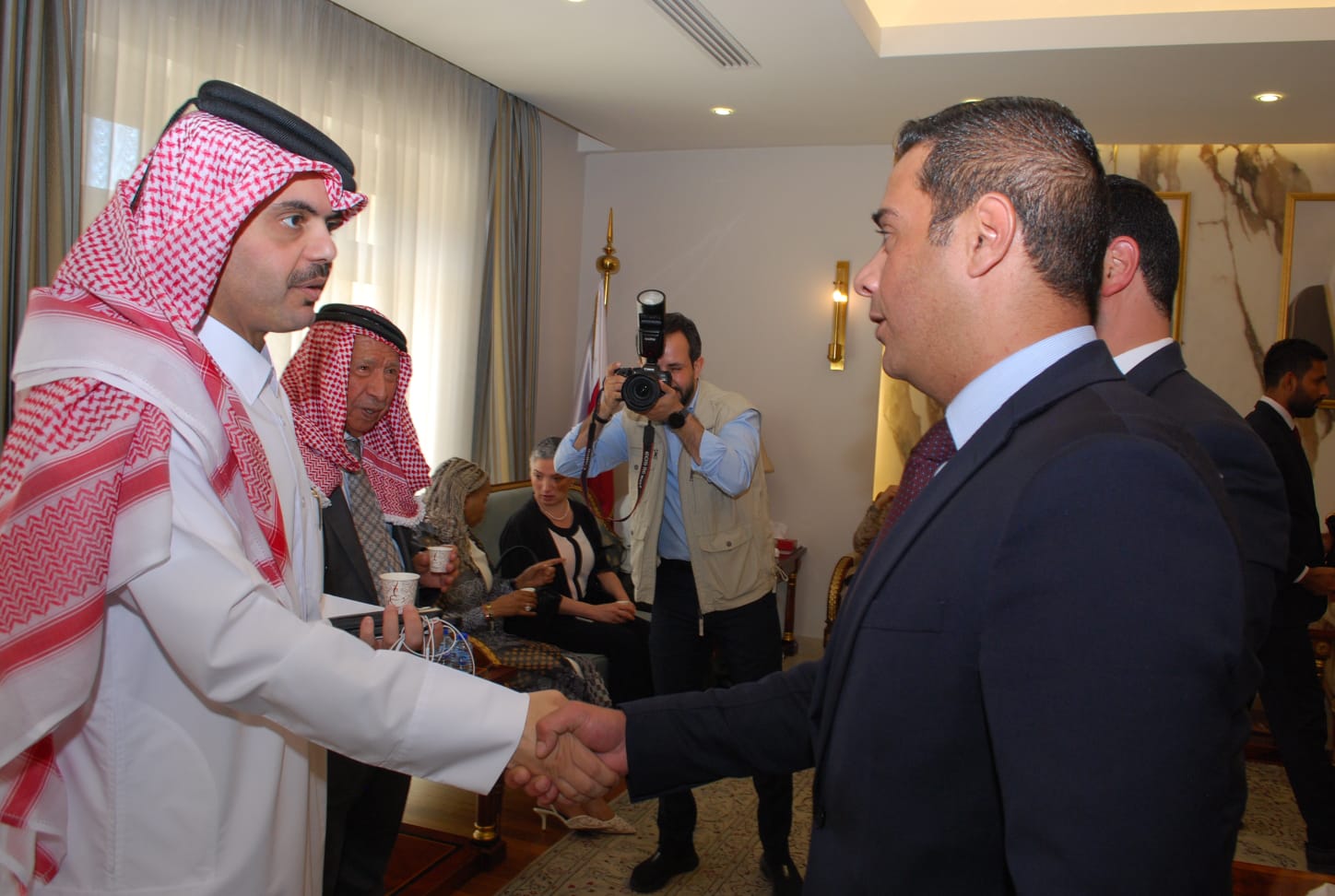سفارة قطر في الأردن تستقبل المعزين بوفاة الأمير الوالد الشيخ حمد بن خليفة آل ثاني