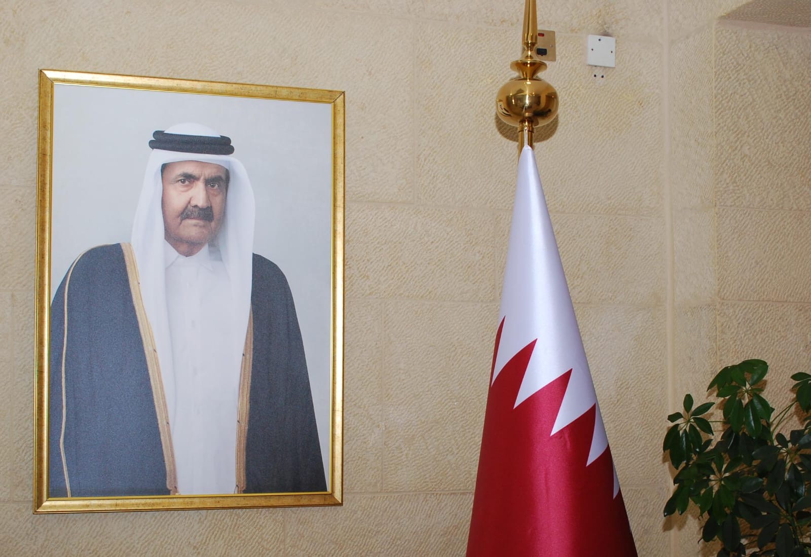 سفارة قطر في الأردن تستقبل المعزين بوفاة الأمير الوالد الشيخ حمد بن خليفة آل ثاني