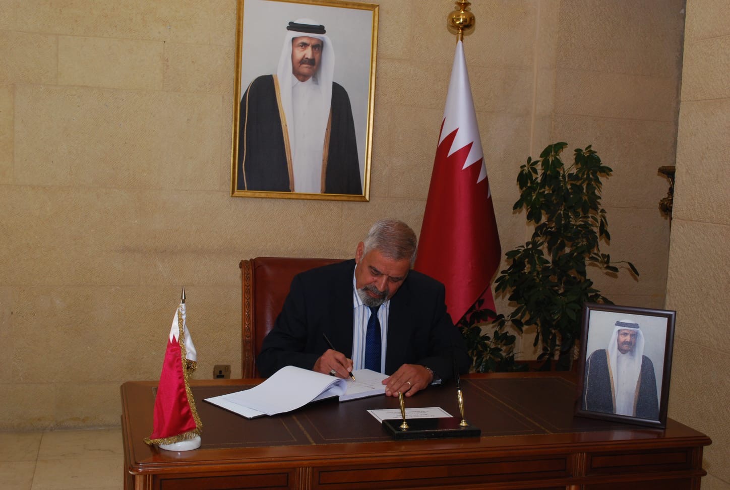 سفارة قطر في الأردن تستقبل المعزين بوفاة الأمير الوالد الشيخ حمد بن خليفة آل ثاني