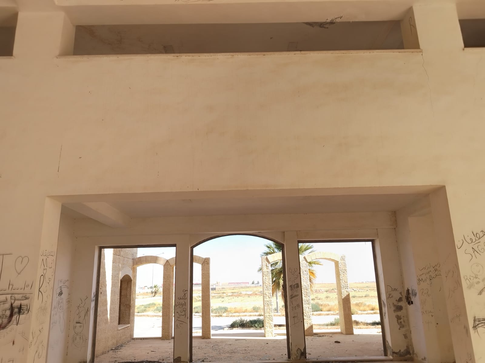 شكوى من تحول مسجد مهجور شرق مطار الملكة علياء إلى بؤرة للعبث والمخالفات.. ومناشدة للأوقاف للتدخل