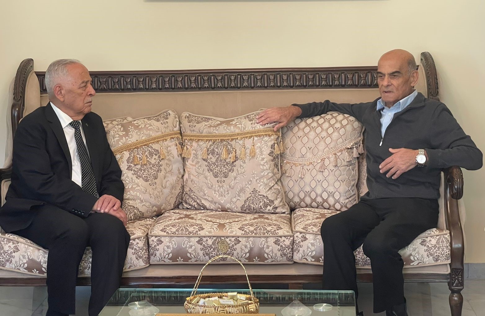 العيسوي ينقل تمنيات الملك وولي العهد بالشفاء العاجل للواء المتقاعد العلاف والدكتور النعيرات