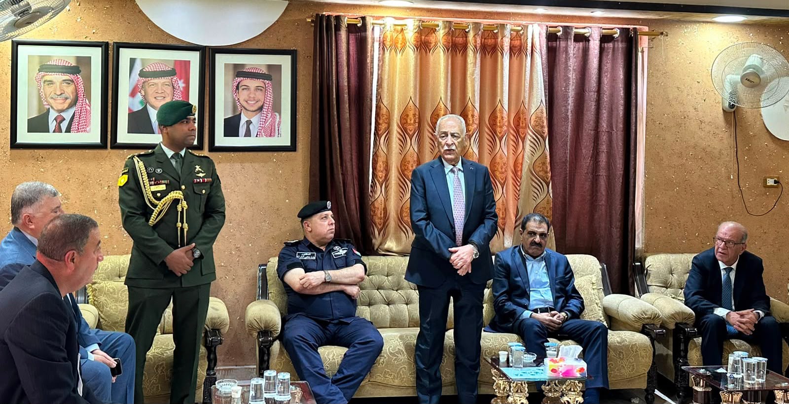 صورة حول : مندوبا عن الملك وولي العهد.. العيسوي يعزي العظامات والبدارين وحفار والحاج حسن مندوبا عن الملك وولي العهد.. العيسوي يعزي العظامات والبدارين وحفار والحاج حسن